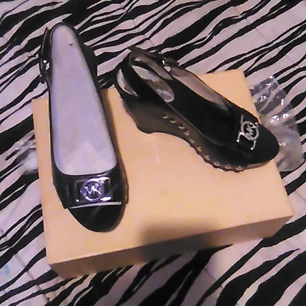 MICHAEL KORS Black Leather Heels - Size 5 1/2 Womens. BRAND NEW IN BOX! - Picture 4 of 4
